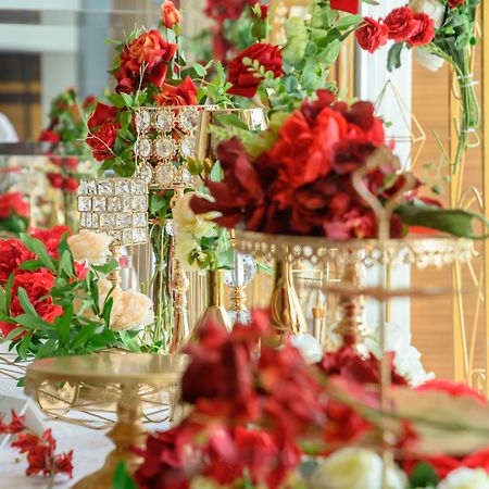 Crowne Plaza Macau, An Ihg Hotel Exterior photo A table decorated with flowers