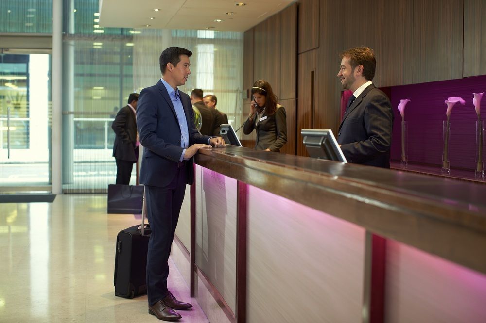 Crowne Plaza Macau, An Ihg Hotel Exterior photo A hotel receptionist