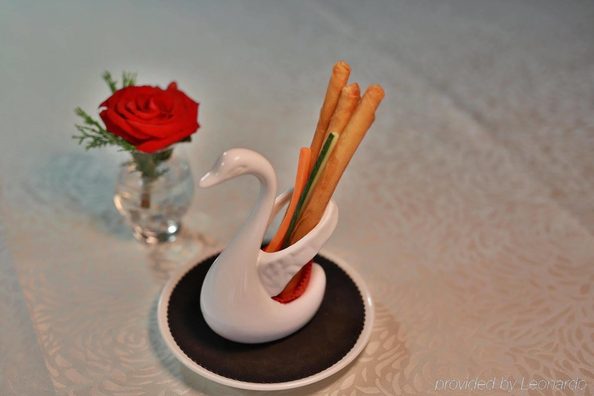 Crowne Plaza Macau, An Ihg Hotel Exterior photo A swan-shaped chopstick holder